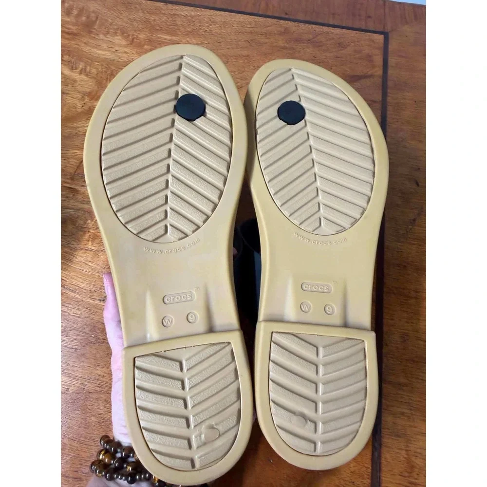 Crocs Women 9 Black Serena Flip Flop Sandal T-Strap Iconic Comfort 205468-060